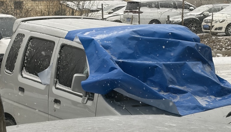Application of PE Tarpaulins for Vehicle Covering in Snowy Weather Application of PE Tarpaulins for Vehicle Covering in Snowy Weather